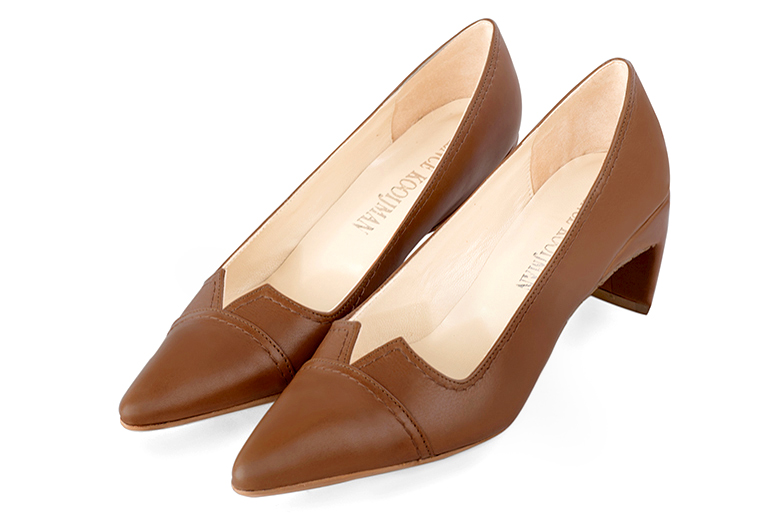 Escarpin classique marron caramel. Bout effile. Talon mi haut virgule